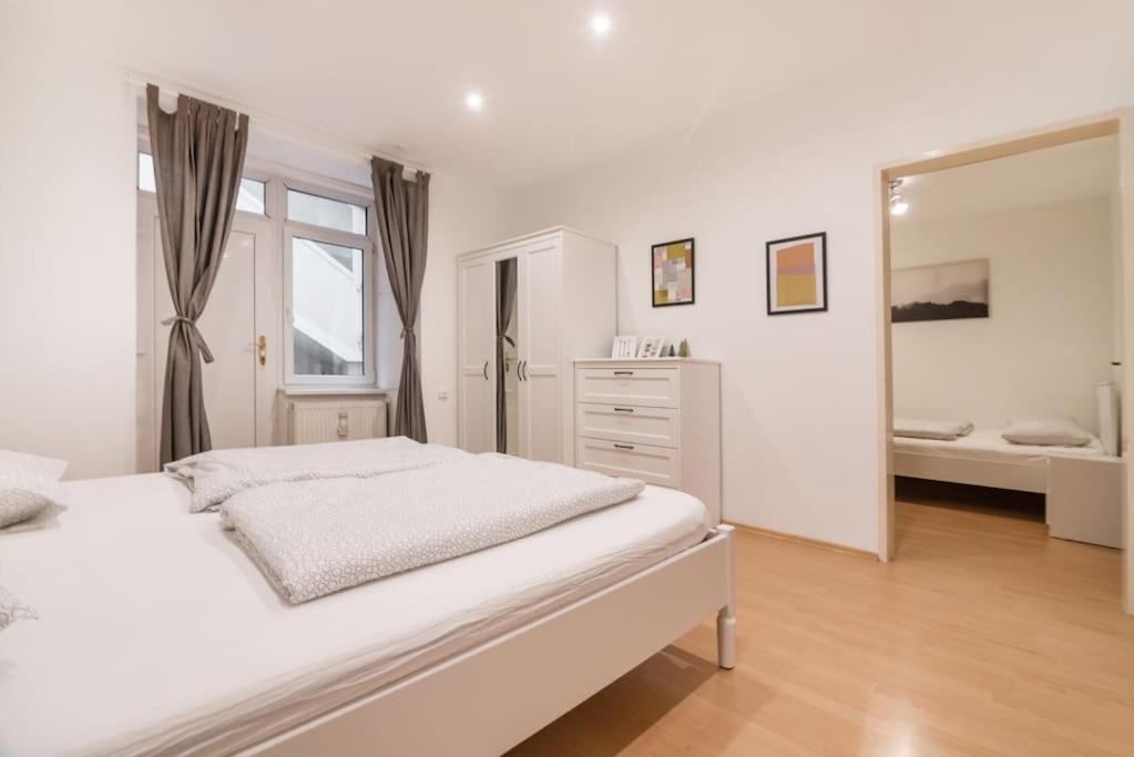 Spacious Central Apartment Вена Экстерьер фото