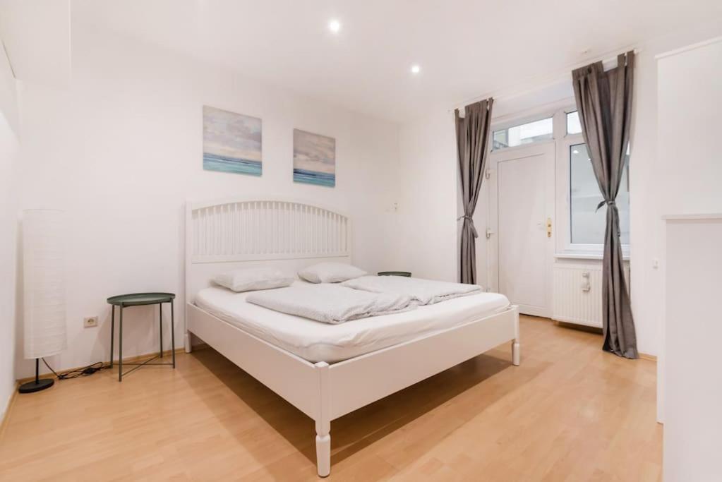 Spacious Central Apartment Вена Экстерьер фото