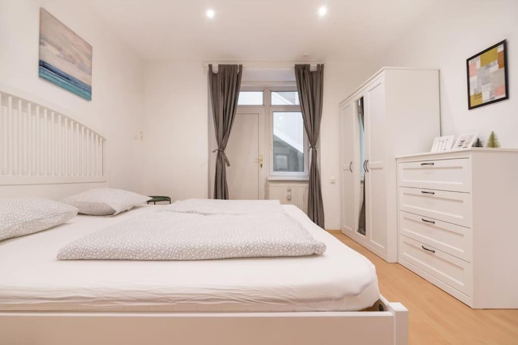 Spacious Central Apartment Вена Экстерьер фото